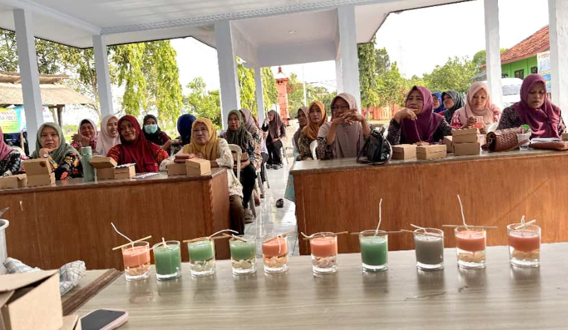 Kurangi Limbah, Mahasiswa UAA Ciptakan Lilin Aromaterapi Ramah Lingkungan di Desa Jebed Selatan