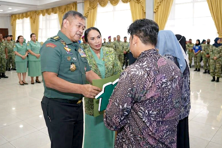 Kasad Maruli Simanjuntak Serahkan Rumah dan Santunan kepada Keluarga Prajurit Marinir Korban Longsor Cisarua